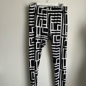 Black and at White Geometric Leggings